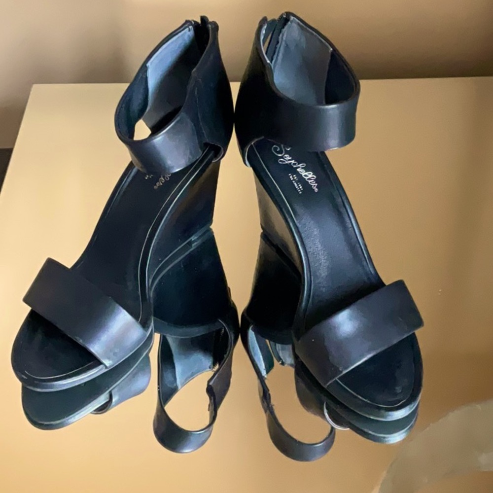 Unique black wedges